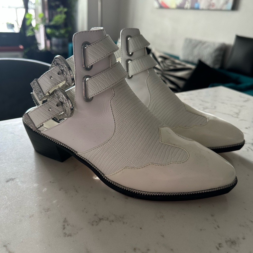 Stylish White Cowboy Boot Toe Women's Shoe